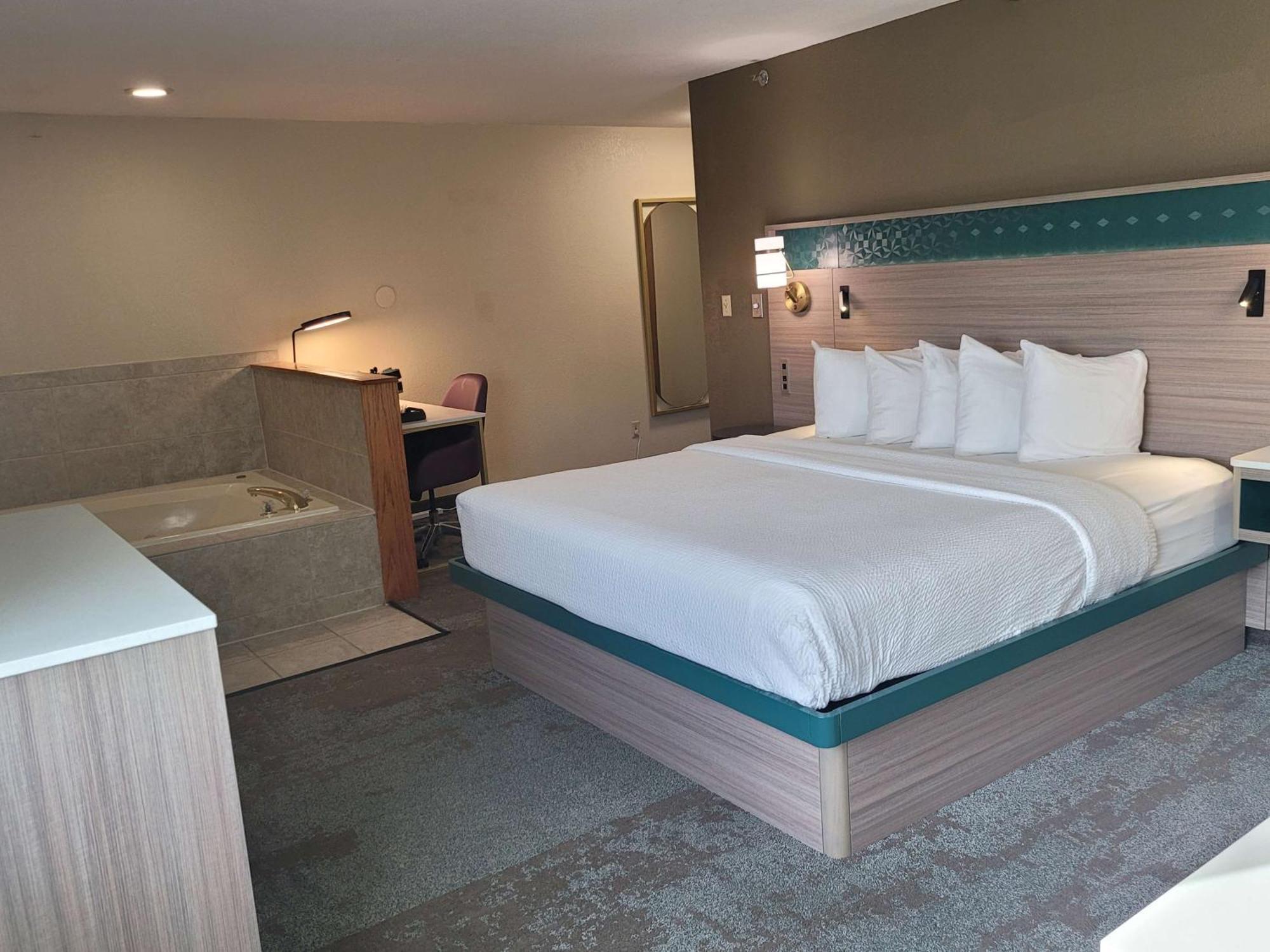 Best Western Plus Altoona Inn Экстерьер фото