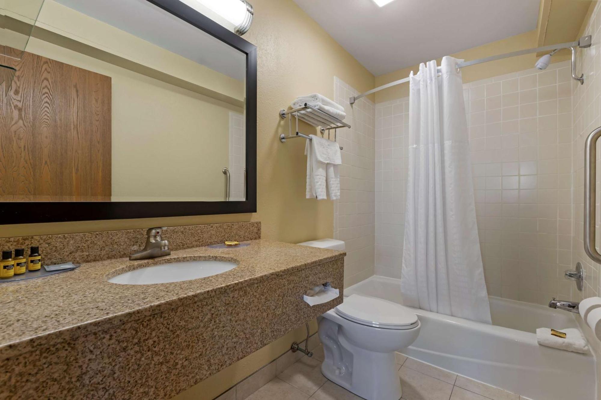 Best Western Plus Altoona Inn Экстерьер фото