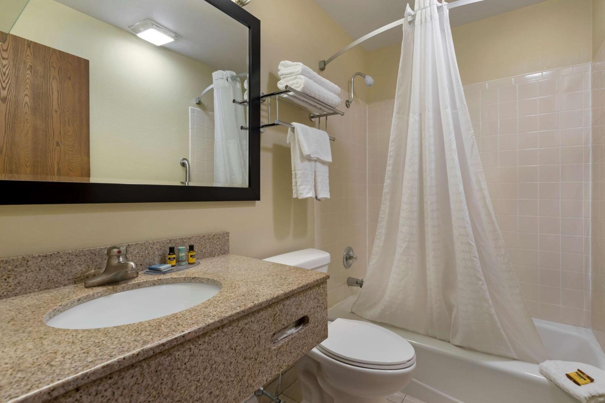 Best Western Plus Altoona Inn Экстерьер фото