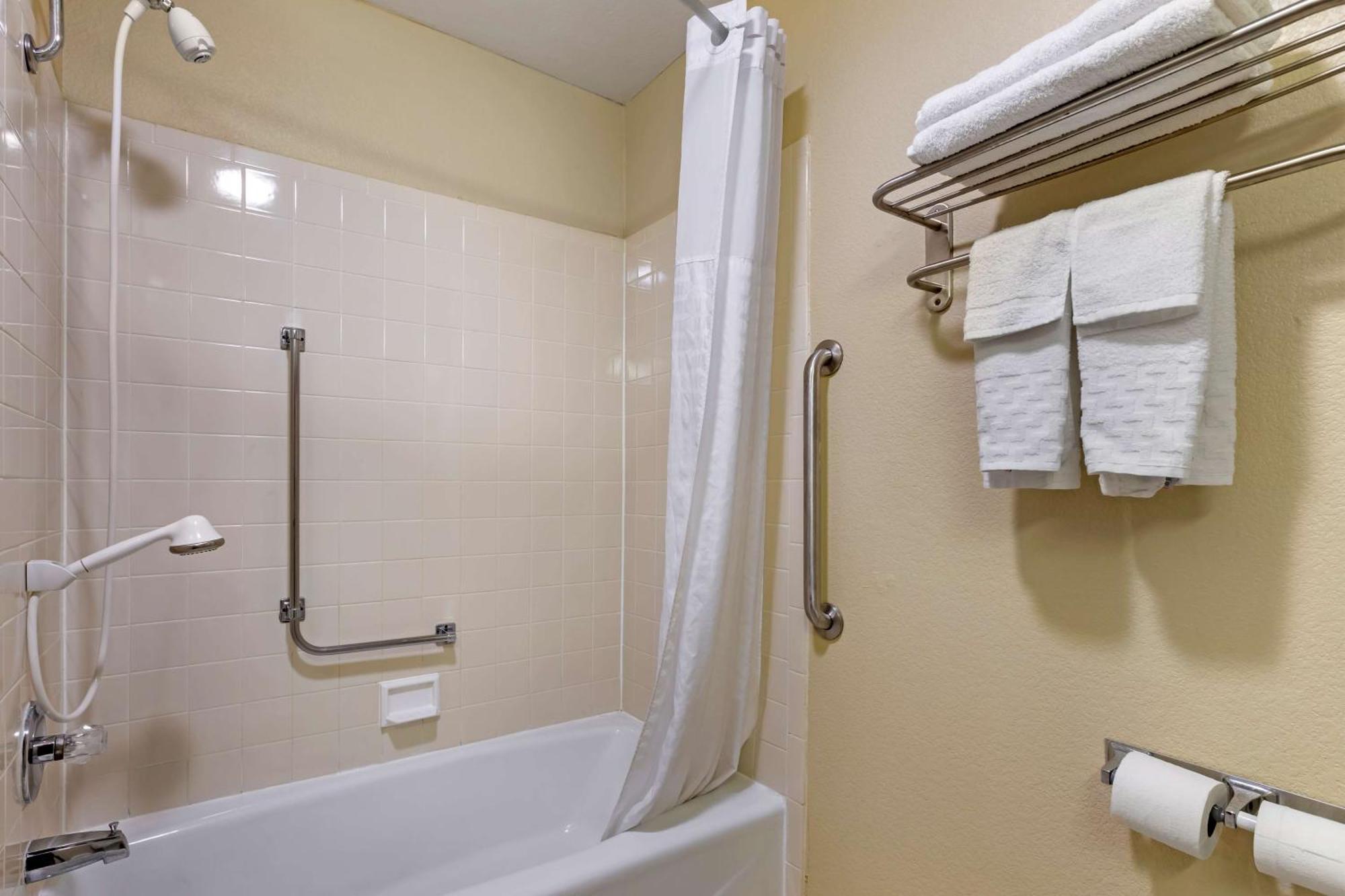 Best Western Plus Altoona Inn Экстерьер фото
